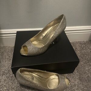 Bandolino Women's Sparkling Gold Peep Toe Heels